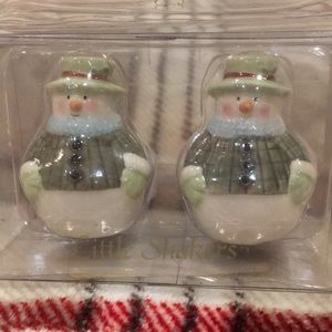 Adorable Christmas Holiday Mini Ceramic Snowmen Salt Pepper Shaker Set NWT